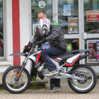 Didi et sa moto sous l'oeil paternel